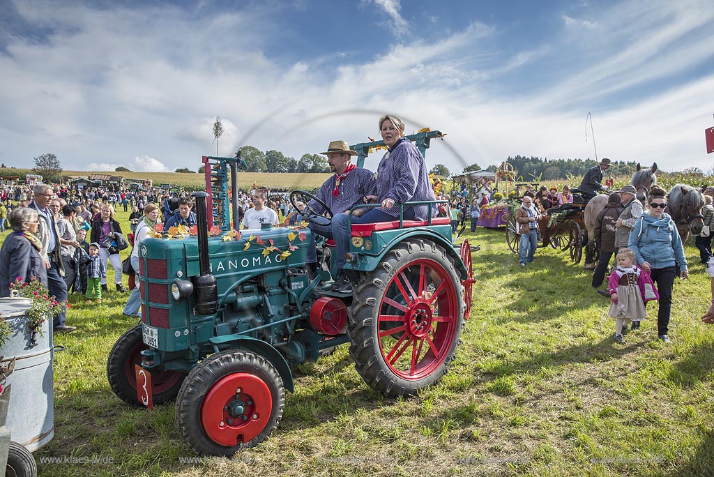 Radevormwald-Oenkfeld, Erntedankfest, Festwiese mit floristisch anspruchsvoll gestalteten und mit Felderzeugnissen kunstvoll dekorierten Traktoren vor dem Umzug.