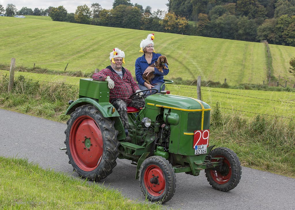 Radevormwald-Oenkfeld, Erntedankfest, Umzug mit Traktor.