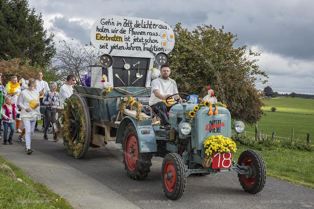 Radevormwald-Oenkfeld, Erntedankfest, Umzug mit floristisch anspruchsvoll gestaltetem Traktor in Rochollsberg.