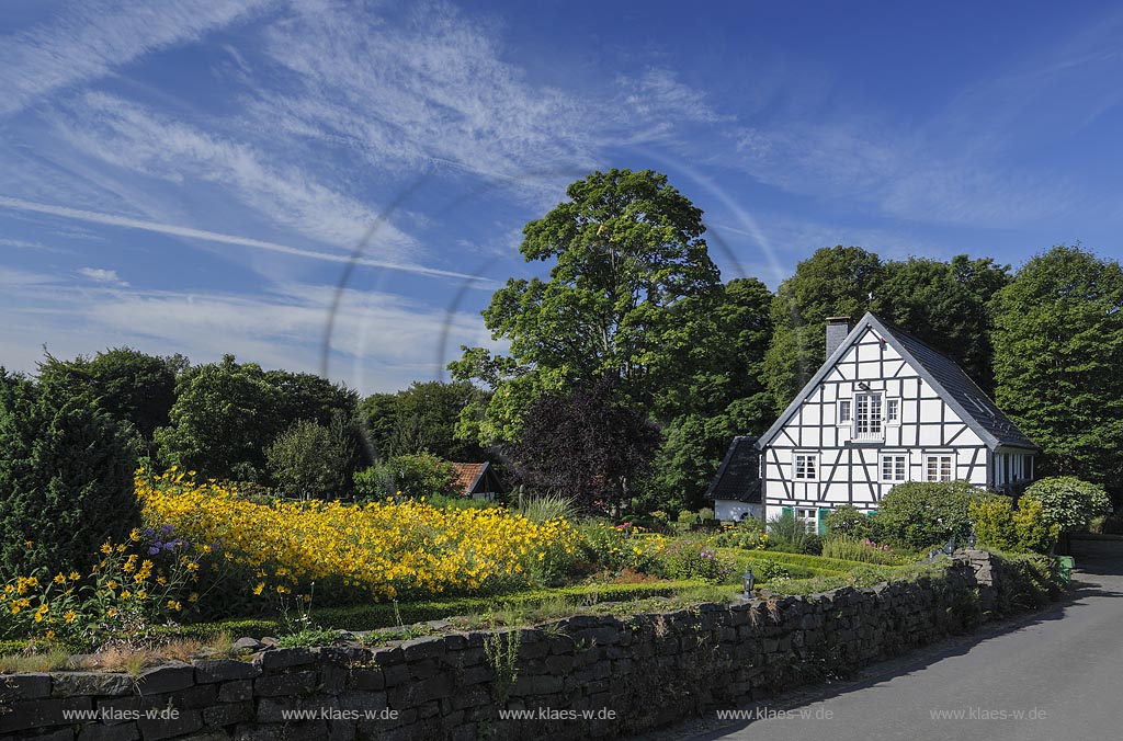 Radevormwald Lorenzhaus, Fachwerkhaus mit Bauerngarten; Radevormwald Lorenzhaus, view  to a framework house.