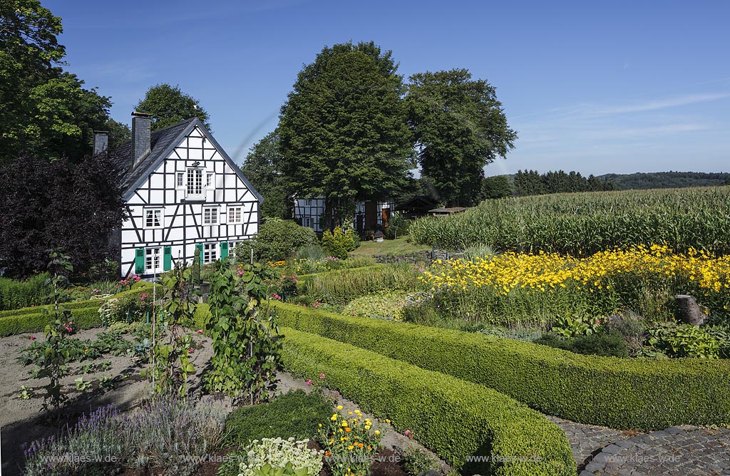 Radevormwald Lorenzhaus, Fachwerkhaus mit Bauerngarten; Radevormwald Lorenzhaus, view  to a framework house.