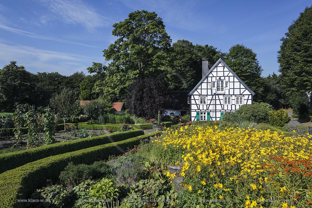 Radevormwald Lorenzhaus, Fachwerkhaus mit Bauerngarten; Radevormwald Lorenzhaus, view  to a framework house.