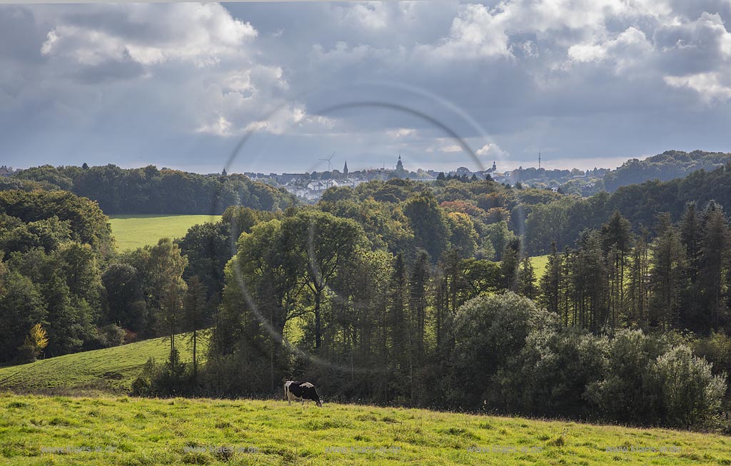 Radevormwald, Landschaft mit Wolkenstimmung und Stadtsilhouette von Radevormwald mit Ihren vier Kirchtuermen.