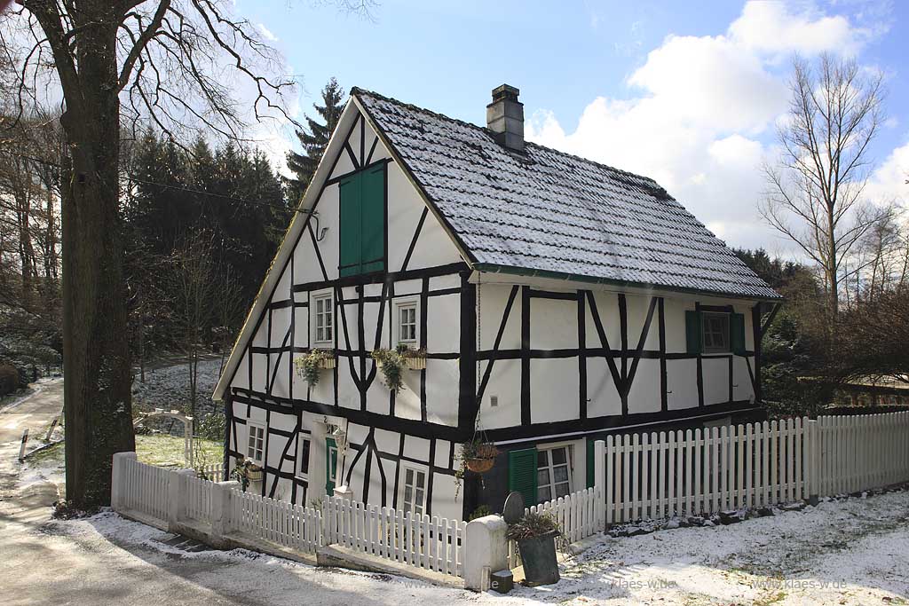 Radevormwald kafffeekanne, historisches Fachwerkhaus im Winter mit Schnee, blauem Himmel und Kumulus Wolke; Radevormwald kaffeekanne, historical half 