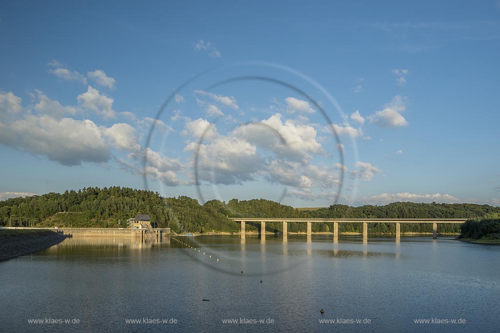 Wuppertalsperre mit Bruecke bei Radevormwald-Krebsoege.