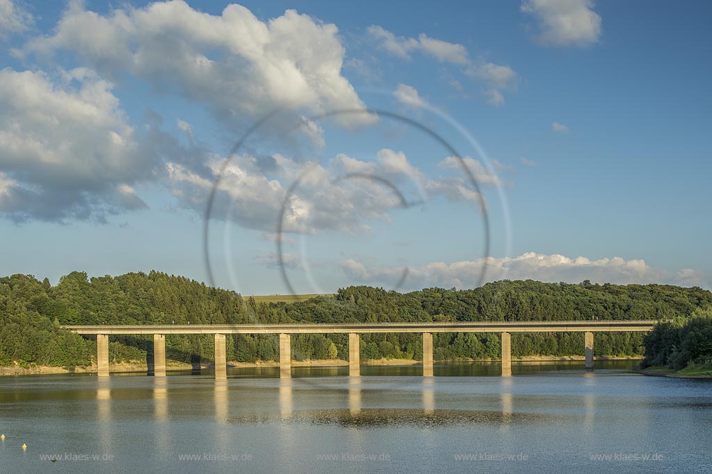 Wuppertalsperre mit Bruecke bei Radevormwald-Krebsoege.