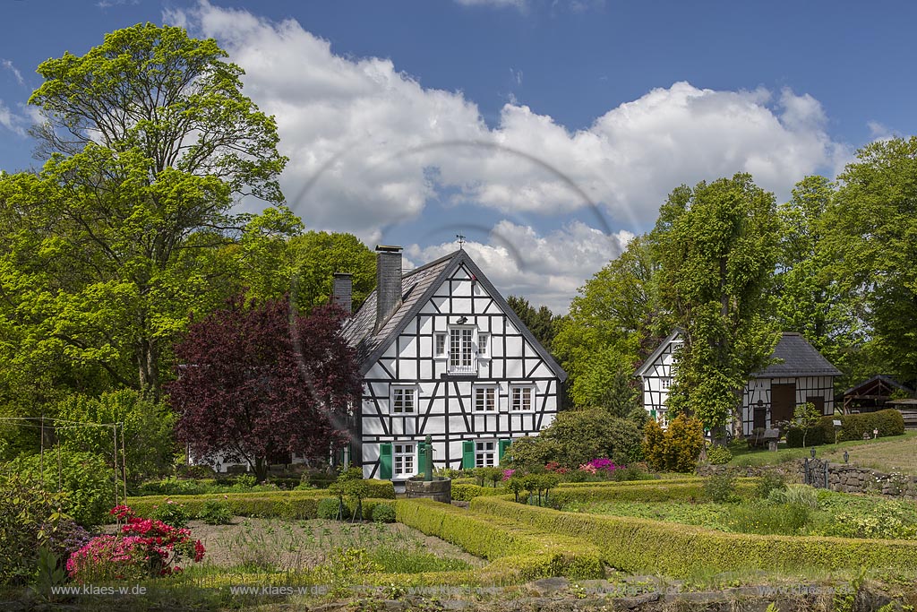 Radevormwald Lorenzhaus, Fachwerkhaus mit Bauerngarten; Radevormwald Lorenzhaus, framework house.