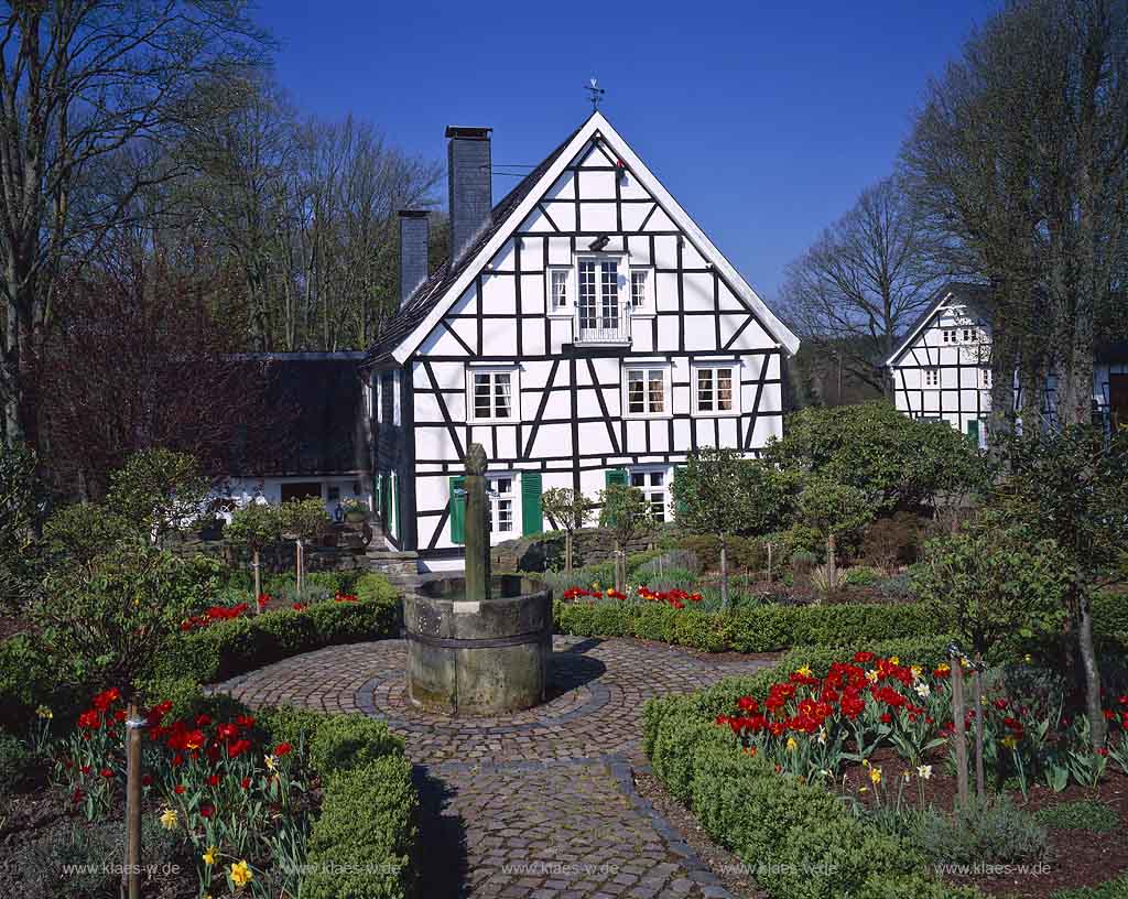 Radevormwald, Oberbergischer Kreis, Bergisches Land, Regierungsbezirk Kln, Blick auf Fachwerkhaus Lorenzhaus in Sommerlandschaft mit Blumengarten, Bauerngarten