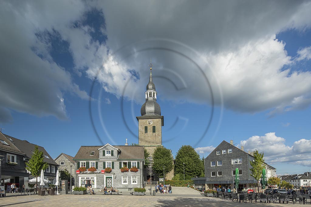 Radevormwald, Markt mit dem Turm der Reformierten Kirche, Reformierte Kirche am markt in Wolkenstimmung.