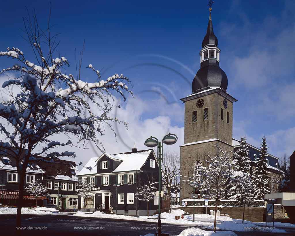 Radevormwald, Oberbergischer Kreis, Bergisches Land, Regierungsbezirk Kln, Blick auf Markt mit Kirche in Winterlandschaft, Schneelandschaft 