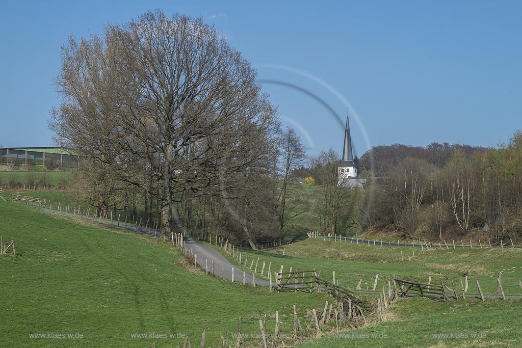 Radevormwald-Remlingrade, Landschaft mit Blick zum Kirchturm der Evangelischen Kirche; Radevormwald-Remlingrade, landscape with view onto steeple of evangelical parish church.