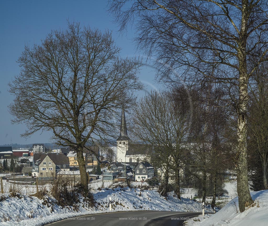 Radevormwald-Remlingrade, Blick zum Ort mit der evangelischen Dorfkirche; Radevormwald Remlingrade, view onto the village with the evangelican village church.