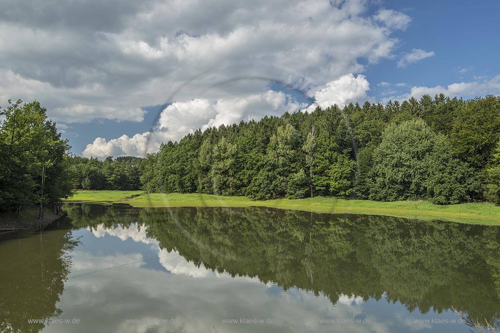 Radevormwald-Stoote, Erlenbach-Vorsperre der Bevertalsperre mit Wolkenstimmung.