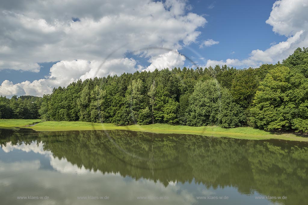 Radevormwald-Stoote, Erlenbach-Vorsperre der Bevertalsperre mit Wolkenstimmung.