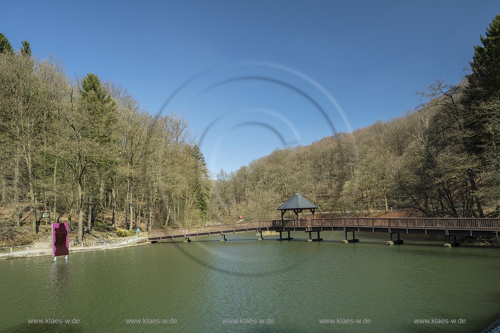 Radevormwald-Unterste Muehle, Uelfebad mit hoelzerner Bruecke mit Pavillon und Spiegel Skulptur "Uelfe Display" des Kuenstlers Raymund Kaiser; Radevormwald Uelfebad, view with bridge from wooden and pavillon and mirror sculputre "Uelfe Display" from Raymund Kaiser.