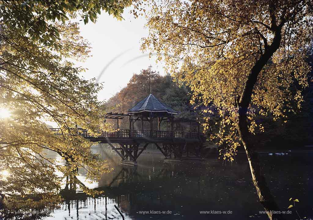 Radevormwald, Oberbergischer Kreis, Bergisches Land, Regierungsbezirk Kln, Blick auf Uelfe, Uelfetal, Uelfebad mit Brcke, Bruecke in Herbstlandschaft  