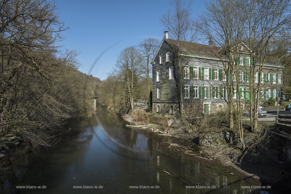 Radevormwald-Vogelsmuehle, Bilick ueber die Wupper mit denkmalgeschuetztem Wohnhaus Voglesmuehle 18; Radevormwald-Vogelsmuehle, view over Wupper with landmarked dwellinghouse "Vogelsmuehle 18"