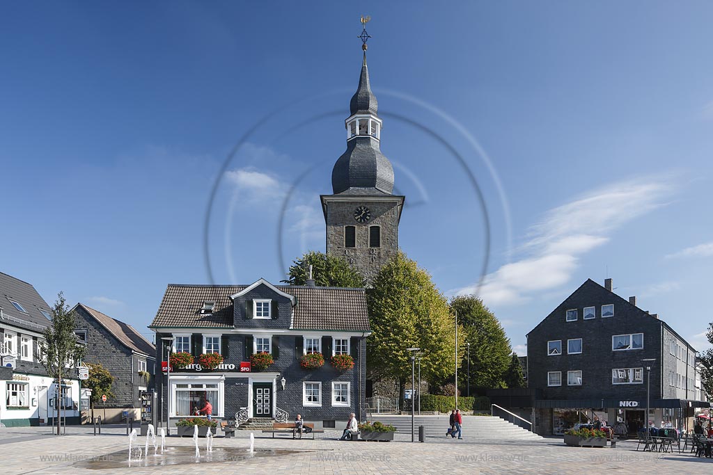 Radevormwald, Reformierte Kirche und Fontaenenfeld auf dem Marktplatz; Radevormwald, church reformierte Kirche and fountain Fontaenenfeld at the market square.