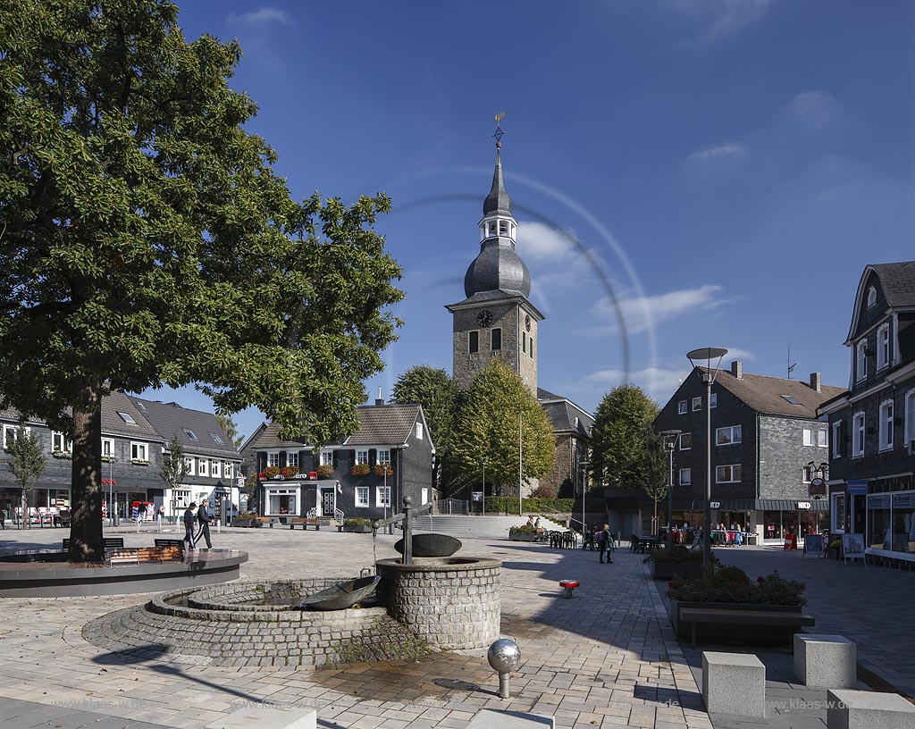 Radevormwald, Reformierte Kirche und Marktbrunnen auf dem Marktplatz; Radevormwald, church reformierte Kirche and fountain Marktbrunnen at the market square.