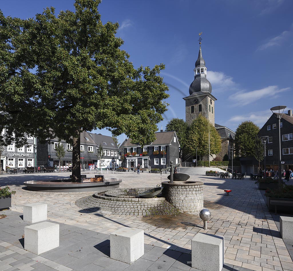 Radevormwald, Reformierte Kirche und Marktbrunnen auf dem Marktplatz; Radevormwald, church reformierte Kirche and fountain Marktbrunnen at the market square.