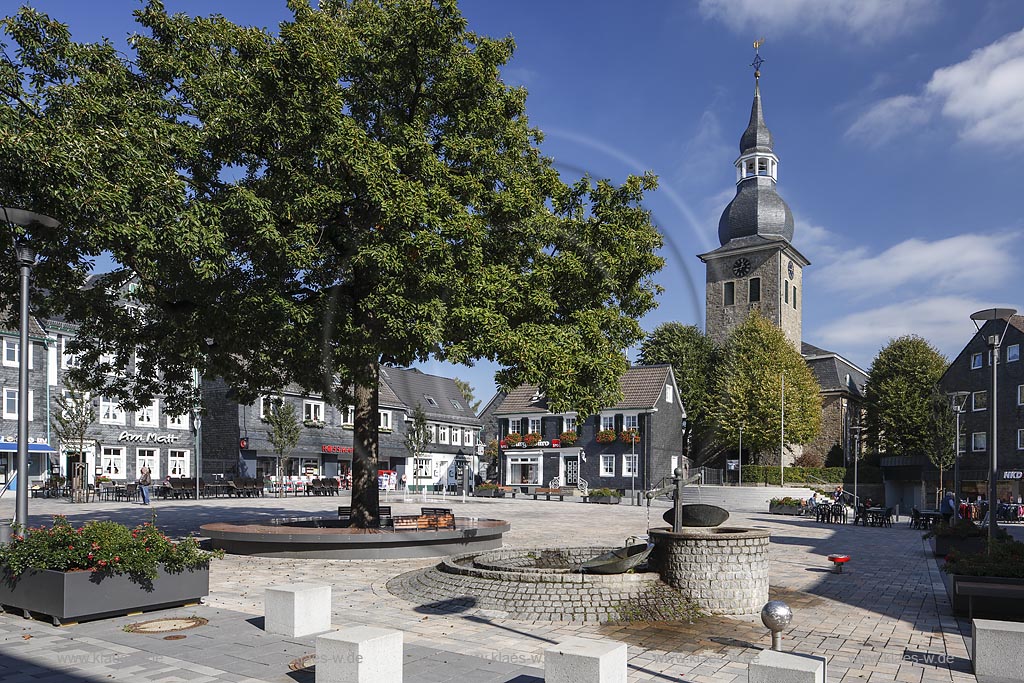 Radevormwald, Reformierte Kirche und Marktbrunnen auf dem Marktplatz; Radevormwald, church reformierte Kirche and fountain Marktbrunnen at the market square.