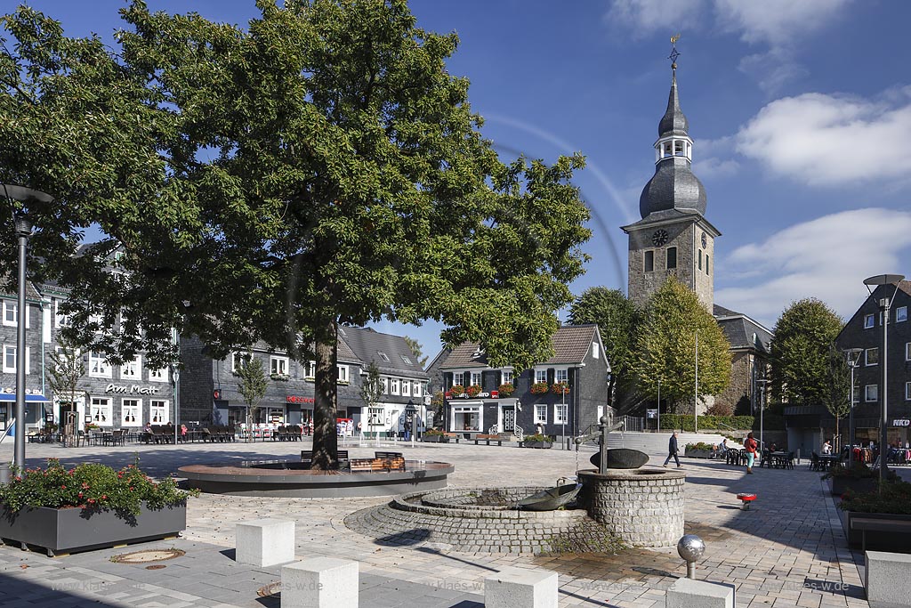 Radevormwald, Reformierte Kirche und Marktbrunnen auf dem Marktplatz; Radevormwald, church reformierte Kirche and fountain Marktbrunnen at the market square.