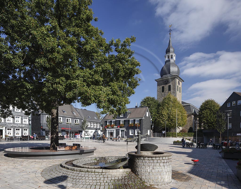 Radevormwald, Reformierte Kirche und Marktbrunnen auf dem Marktplatz; Radevormwald, church reformierte Kirche and fountain Marktbrunnen at the market square.