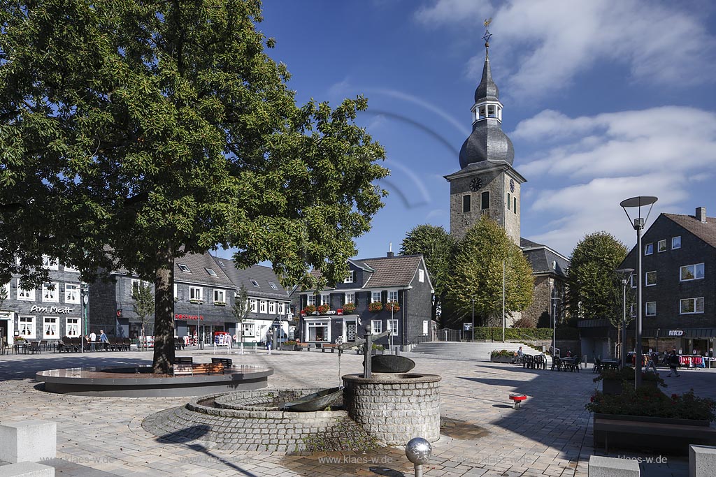 Radevormwald, Reformierte Kirche und Marktbrunnen auf dem Marktplatz; Radevormwald, church reformierte Kirche and fountain Marktbrunnen at the market square.