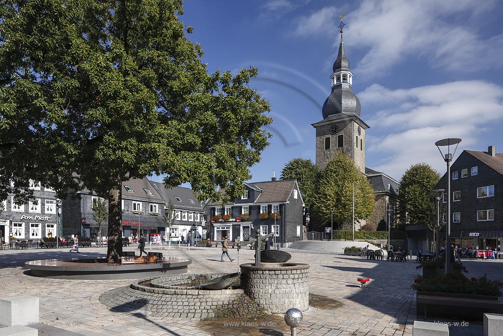 Radevormwald, Reformierte Kirche und Marktbrunnen auf dem Marktplatz; Radevormwald, church reformierte Kirche and fountain Marktbrunnen at the market square.