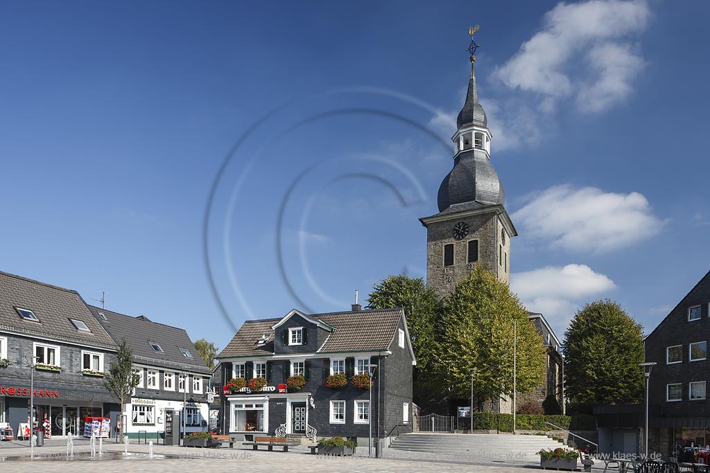 Radevormwald, Reformierte Kirche und Fontaenenfeld auf dem Marktplatz; Radevormwald, church reformierte Kirche and fountain Fontaenenfeld at the market square.