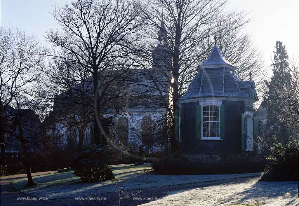 Radevormwald, Oberbergischer Kreis, Bergisches Land, Regierungsbezirk Kln, Blick auf Rokkoko Gartenhaus mit Kirche bei Raureif, Raureifstimmung  