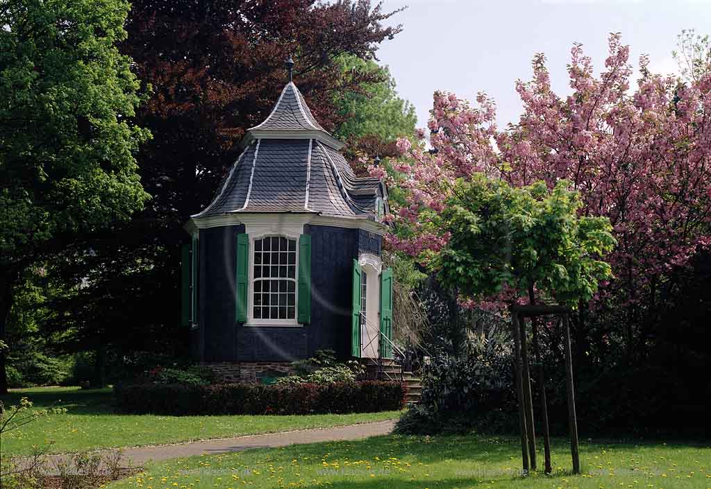 Radevormwald, Oberbergischer Kreis, Bergisches Land, Regierungsbezirk Kln, Blick auf Rokkoko Gartenhaus in Frhlings, Fruehlingslandschaft  