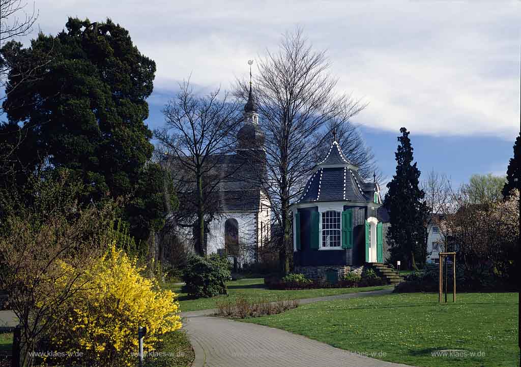 Radevormwald, Oberbergischer Kreis, Bergisches Land, Regierungsbezirk Kln, Blick auf Rokkoko Gartenhaus und Kirche in Frhlings, Fruehlingslandschaft   