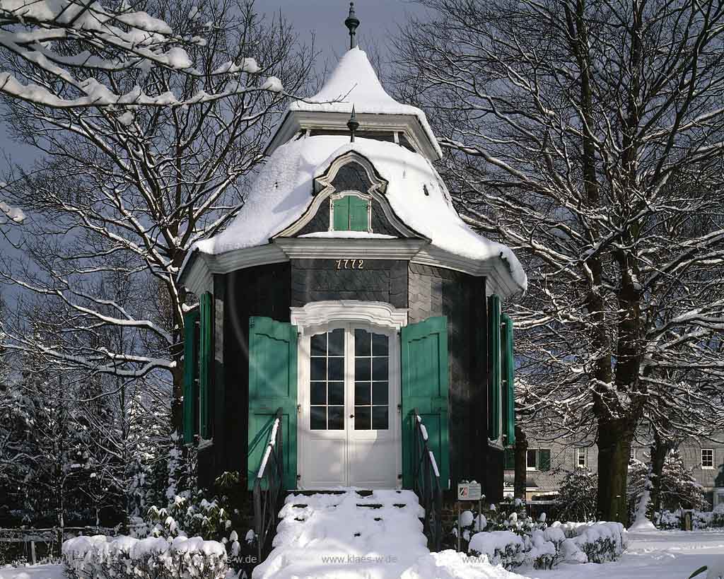 Radevormwald, Oberbergischer Kreis, Bergisches Land, Regierungsbezirk Kln, Blick auf Rokkoko Gartenhaus in Winterlandschaft, Schneelandschaft  