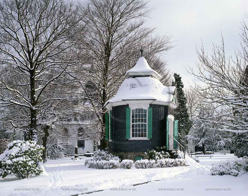 Radevormwald, Oberbergischer Kreis, Bergisches Land, Regierungsbezirk Kln, Blick auf Rokkoko Gartenhaus in Winterlandschaft, Schneelandschaft  