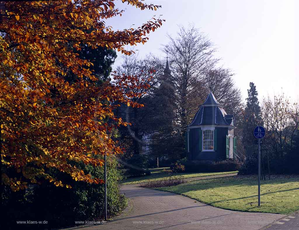 Radevormwald, Oberbergischer Kreis, Bergisches Land, Regierungsbezirk Kln, Blick auf Rokkoko Gartenhaus in Herbstlandschaft     