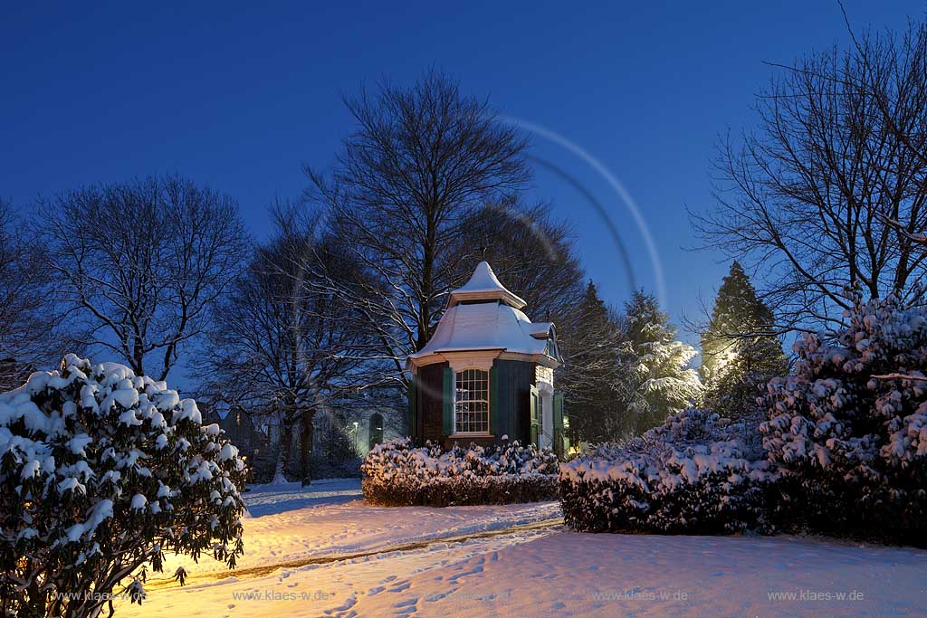 Radevormwald Rokoko Gartenhaeuschen waehrend der blauen Stunde im Winter verschneit; Rococo garden house in Radevormwald during blue hour in winter