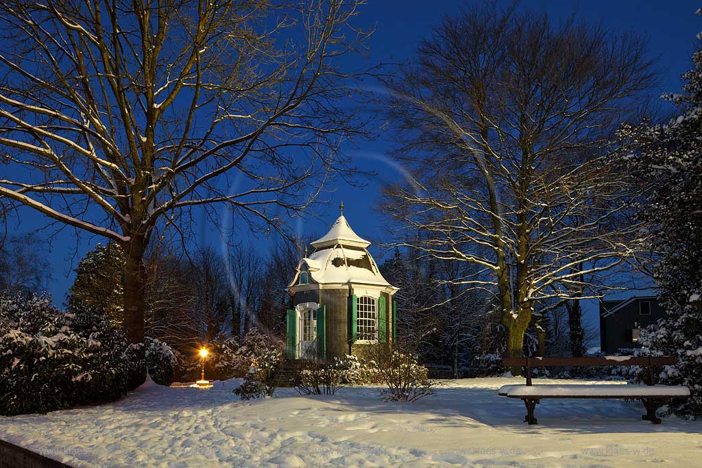 Radevormwald Rokoko Gartenhaeuschen waehrend der blauen Stunde im Winter verschneit; Rococo garden house in Radevormwald during blue hour in winter