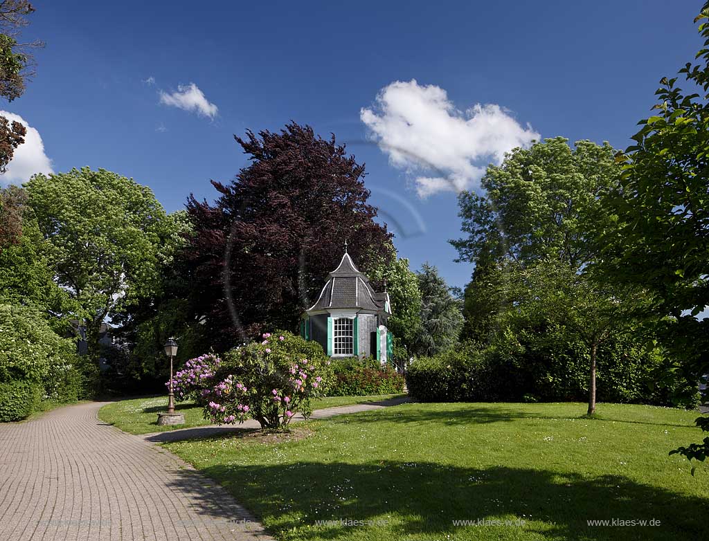 Radevormwald, verschifertes Rokoko Gartenhaeuschen mit bluehendem Rhododendron im Vordergrund im Stadtpark; Rokoko garden house of shist with a bloom rhododendron in the city park