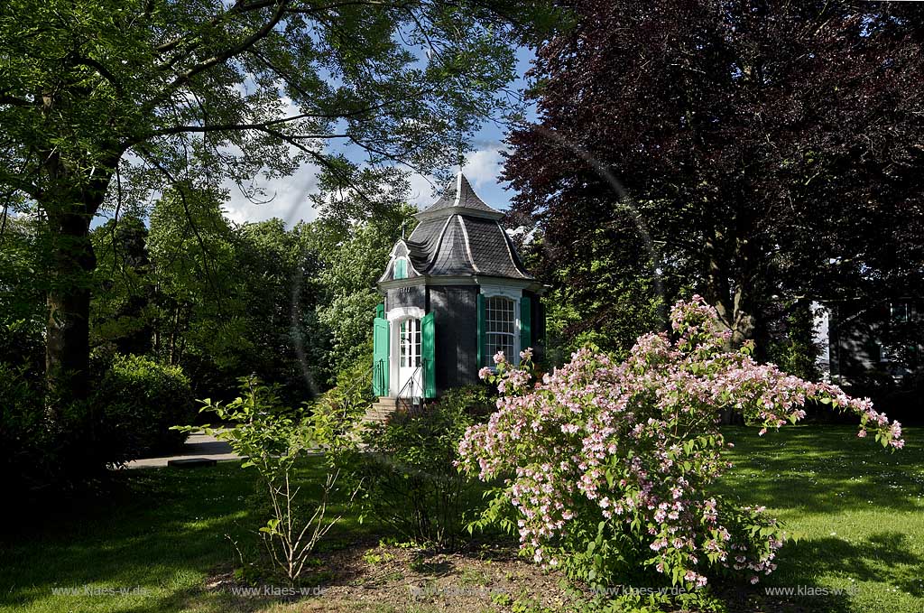 Radevormwald, verschifertes Rokoko Gartenhaeuschen mit bluehender Weigelie im Stadtark; Rokoko garden house of shist in the city park