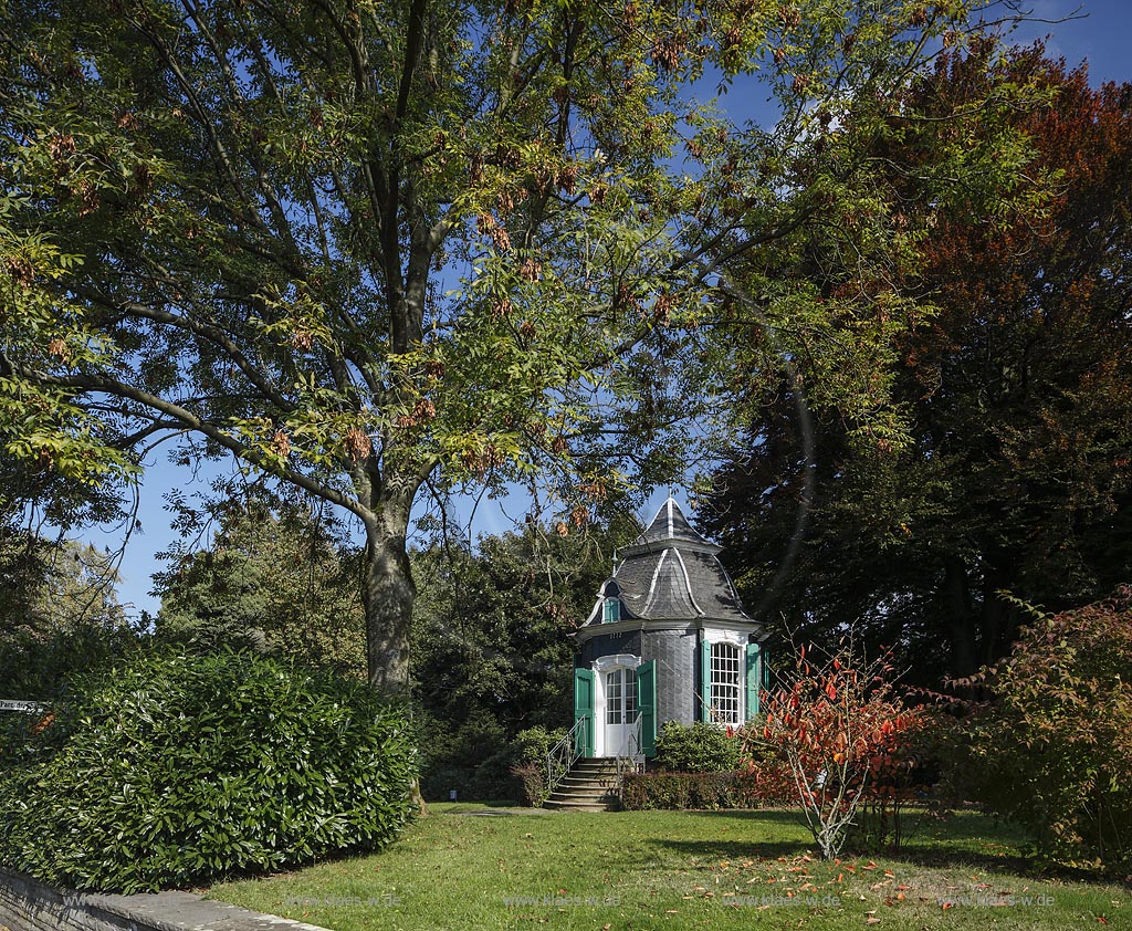 Radevormwald, Rokoko-Gartenhaeuschen mit Schieferverkleidung und gruenen Fensterlaeden, 1772 erbaut und ist damit das aelteste Gebaeude der Stadt,  im Parc de Chteaubriant; Radevormwald, pavilion in the park Parc de Chteaubrian.