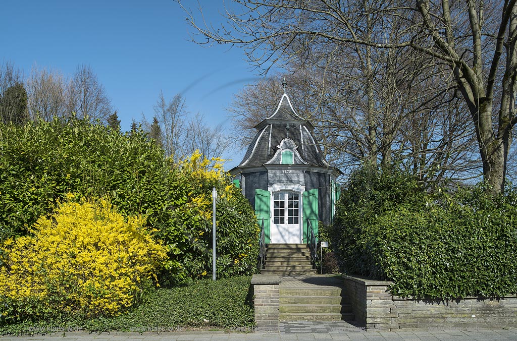 Radevormwald, Rokoko Gartenhaeuschen von 1772 im Fruehling; Radevormwald, rokoko pavillon anno 1772.