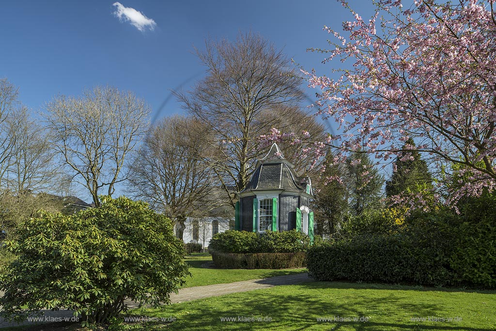 Radevormwald, "Parc de Chateaubriant" mit Rokoko Gartenhaeuschen von 1772 im Fruehling; Radevormwald, "Parc de Chateaubriant" with rokoko pavillon.