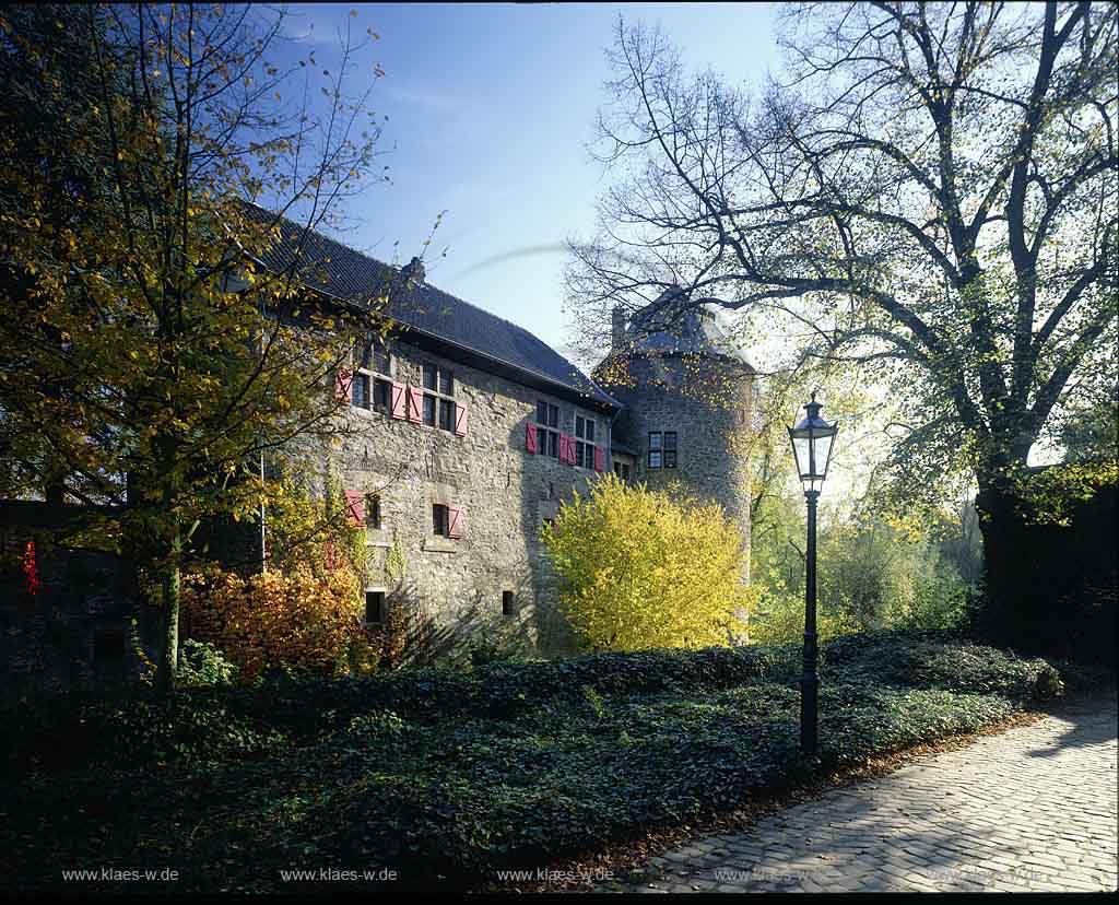 Ratingen, Kreis Mettmann, Blick auf Burg, Wasserburg Haus zum Haus im Herbst