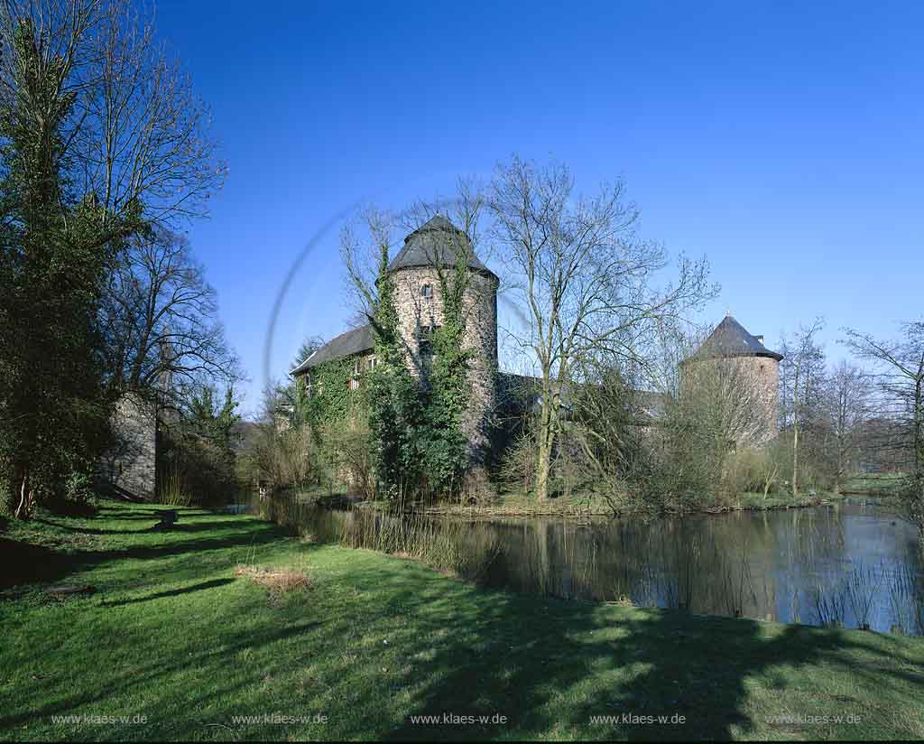 Ratingen, Kreis Mettmann, Blick auf Burg, Wasserburg Haus zum Haus mit Teich und Enten