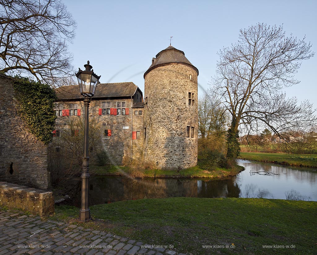 Ratingen Wasserburg Haus zum Haus im warmen Abendlicht der untergehenden Anbendsonne im Fruehling; Ratingen moated castle Haus zum Haus (house to house) in evening sunset light in springtime