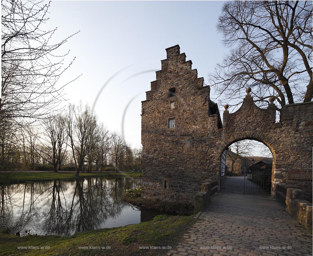 Ratingen Eingang mit Torbogen Wasserburg Haus zum Haus im warmen Abendlicht der untergehenden Anbendsonne im Fruehling; Ratingen entrance to moated castle Haus zum Haus (house to house) in evening sunset light in springtime