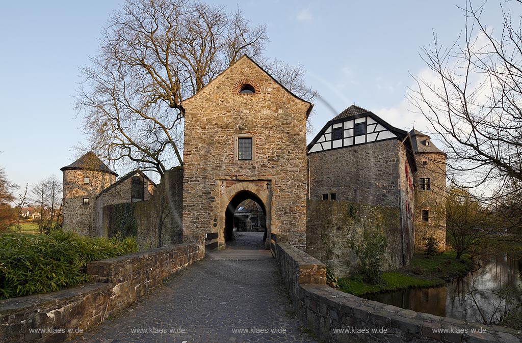 Ratingen Wasserburg Haus zum Haus im warmen Abendlicht der untergehenden Anbendsonne im Fruehling; Ratingen moated castle Haus zum Haus (house to house) in evening sunset light in springtime