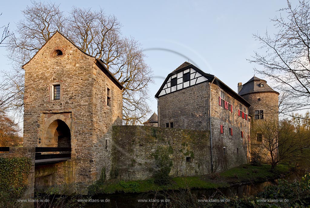 Ratingen Wasserburg Haus zum Haus im warmen Abendlicht der untergehenden Anbendsonne im Fruehling; Ratingen moated castle Haus zum Haus (house to house) in evening sunset light in springtime