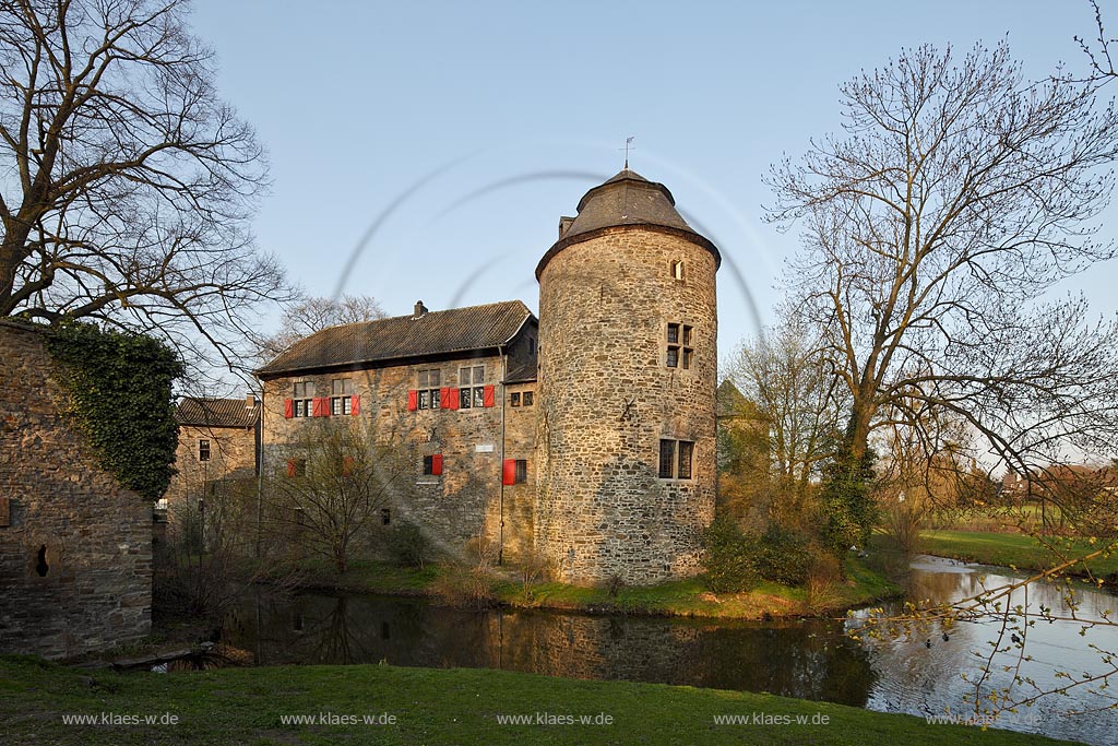 Ratingen Wasserburg Haus zum Haus im warmen Abendlicht der untergehenden Anbendsonne im Fruehling; Ratingen moated castle Haus zum Haus (house to house) in evening sunset light in springtime